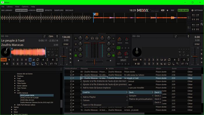 Capture d'écran de l'interface principale de Mixxx. En haut à gauche le voyant vert "On Air" témoigne qu'on diffuse en direct. Une musique est chargée dans la platine 1. Le menu contextuel montre comment charger un fichier son dans une platine.